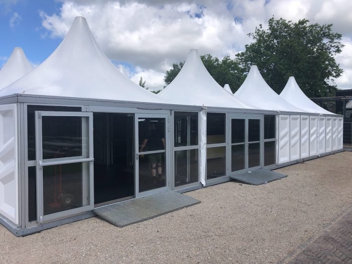 Pagode tent met glas deur en glazen wanden