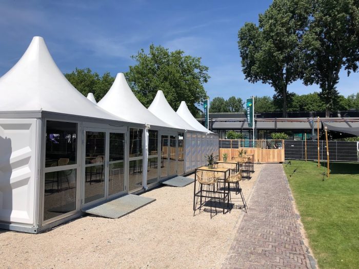 Pagode tent met glas deuren en glazen wanden