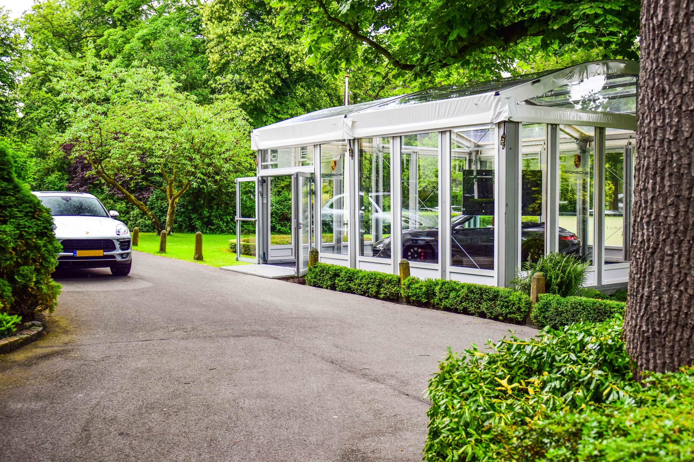 Opslagtent op een grasveld met een auto in de tent