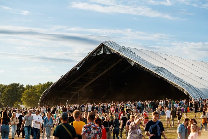 Verduisterende TFS tent die open is aan de voorkant op een festival terrein.