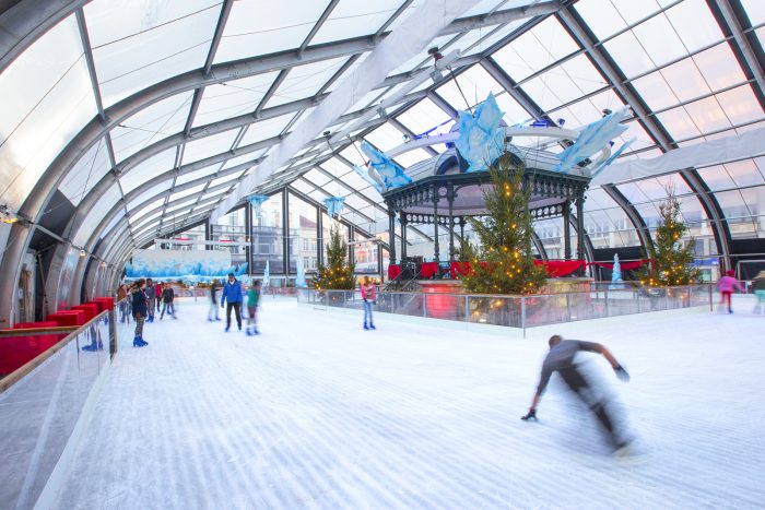 Open TFS tent die dient als een schaatsbaan