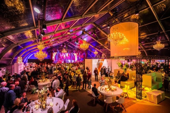 Verduisterende TFS tent voor een netwerkevenement.