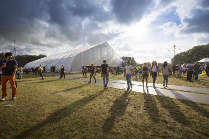 Verduisterende TFS tent op een festival terrein.