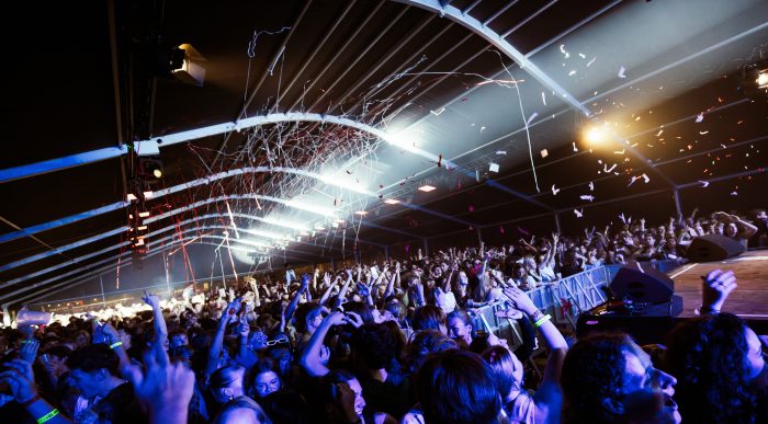 Tent voor carnaval met feestende mensen